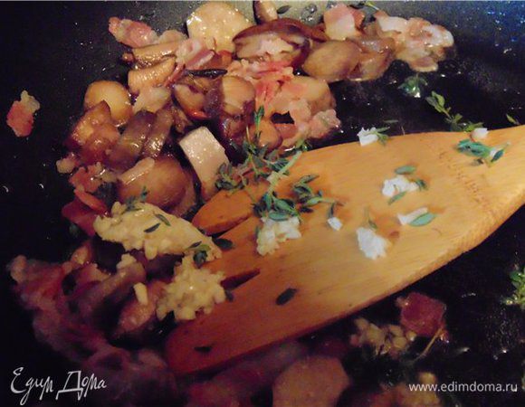 Как только мы добавили грибы в сковороду, сразу растираем чеснок с солью и добавляем к грибам, туда же добавляем листья тимьяна, сняв их с веточек. Обжариваем минут 15.