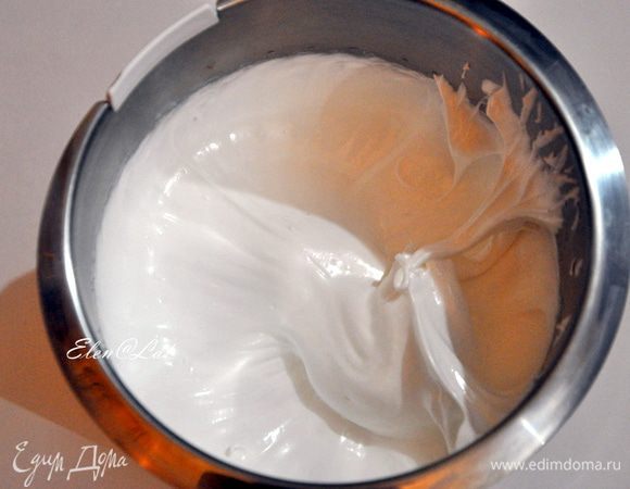 Взбить белки с щепоткой соли и лимонной кислоты (можно несколько капелек лимонного сока, а можно и без него). Постепенно добавить сахар и взбивать до твердых пиков.