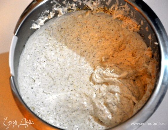 Добавить муку, орехи, перемешать до однородности.