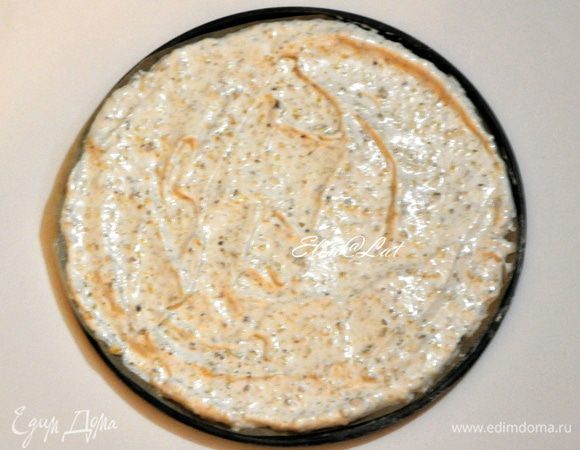 Из пергамента вырезать 6 кругов 18 см в диаметре. Можно не вырезать, а просто нарисовать на пергаменте 2 или 3 круга. Каждый круг смазать растительным маслом и размазать тесто на каждый круг. Выпекать в заранее разогретой до 180°С духовке.