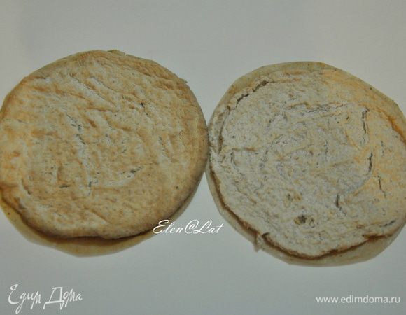 Выпекать каждый корж примерно 5-7 минут. Достав из духовки дать немного остыть и с помощью широкой лопатки отделить корж от бумаги. Нужно очень осторожно отделять, т.к. коржи очень ломаются. Но если такое произойдет не переживайте, сложите их как пазл.