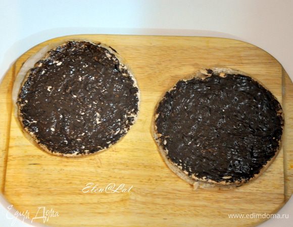 Растопите 80 г темного шоколада на водяной бане до жидкого состояния. 5 коржей смажьте шоколадом с помощью кисточки, шестой оставьте без шоколада. Дайте при комнатной температуре застыть шоколаду.