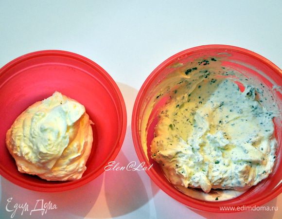 Для крема: взбить жирные сливки, добавить 1 ст. л. с горкой сахарной пудры. Взбить. В отдельную миску отложить 4 ст. л. сливок. В оставшиеся сливки добавить 30 г тертого шоколада, перемешать.