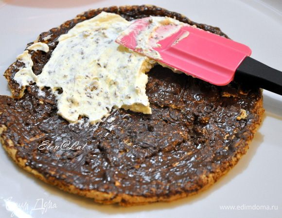 Теперь собираем торт. На каждый корж намазать взбитые сливки с шоколадом.