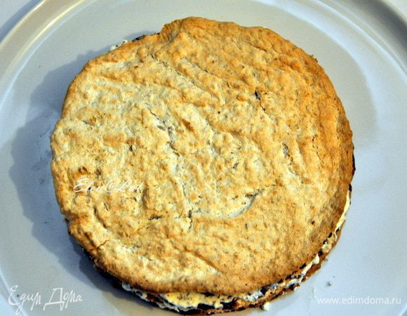 Собрать воедино и сверху накрыть ничем не смазанным коржом.