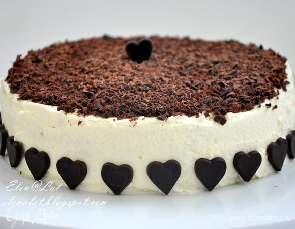 Торт весь обмазать взбитыми сливками без шоколада. Сверху обсыпать торт крупно натертым темным шоколадом. Поставить в холодильник. Дать постоять пару часов и все, можно звать всех к столу. Необычайно вкусно!!! Приятного аппетита!!!!