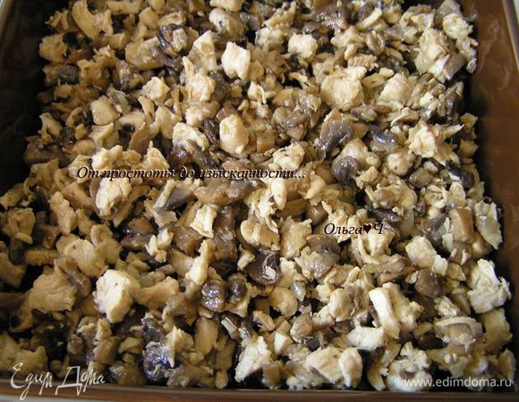 На растительном масле обжарить мелко нарезанный лук и грибы, посолить, поперчить. Отварить куриное филе до готовности и мелко нарезать. Смешать грибы и куриное филе, выложить в смазанную маслом форму для запекания.