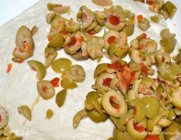 Нарезаем оливки и добавляем их в тесто.