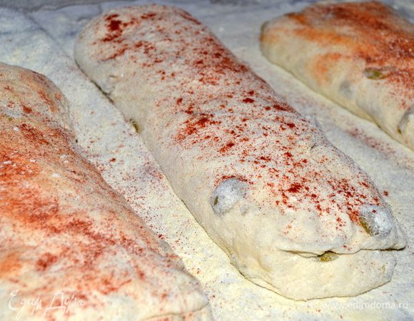 Уложить батончики на густо посыпанное кукурузной мукой полотенце. Я посыпала сверху паприкой.