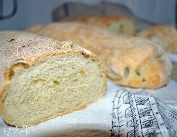 Отправляем заготовки в духовку Быстро опрыскиваем духовой шкаф водой из пульверизатора. Температуру уменьшаем до 220 гр. и печем 20 минут до золотистой корочки.