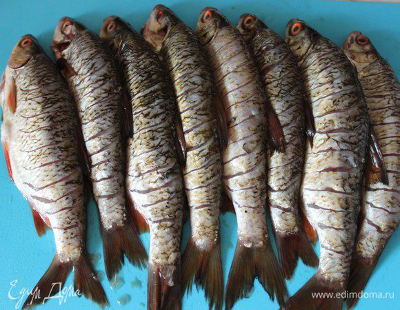 Теперь будем избавляться от неприятности №1 - костлявости... Самый распространенный способ – это воздействие температурой, от которой эти косточки размягчаются или пережариваются. Кроме этого, эти косточки можно разрушить при помощи маринада, или, если точнее, любой пищевой кислоты, уксусом, лимоном и так далее. Другой способ - механический. При помощи острого ножа делаем глубокие надрезы, начиная от хвоста. Надрезы необходимо делать с интервалом 5-7 мм, глубиной до позвоночника. Этим самым мы перерезаем мелкие межмышечные косточки и даем возможность высокой температуре глубже проникнуть в ткани.