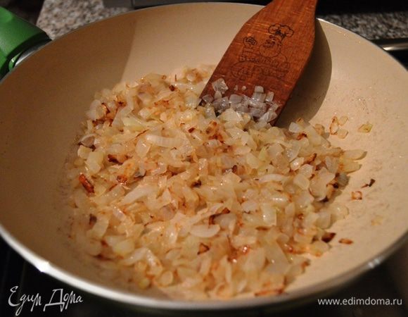 Лук порезать мелко или полукольцами и обжарить на разогретом растительном масле.