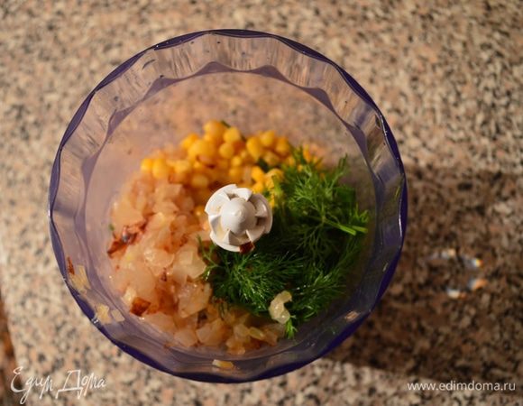 В чашу блендера помещаем кукурузу, жареный лук, вымытую зелень и измельчаем до однородной кашицеобразной массы.
Полученный кукурузный соус посолить и поперчить по вкусу.
P. S. По вкусу соус может показаться немного сладковатым (зависит от сорта кукурузы), но в процессе запекания соус станет другим - более приятным на вкус.