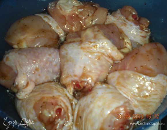 В миску положить шашлычки и залить соусом. Перемешать и оставить мариноваться на 30 мин.