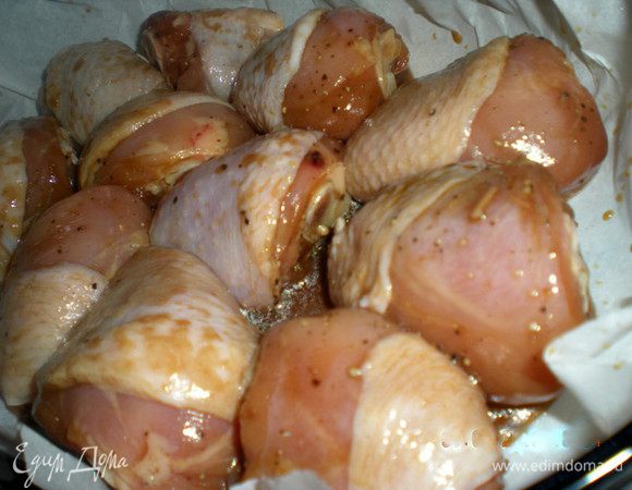 Переложить замаринованные шашлычки на жаропрочное блюдо, застеленное  пекарской бумагой.