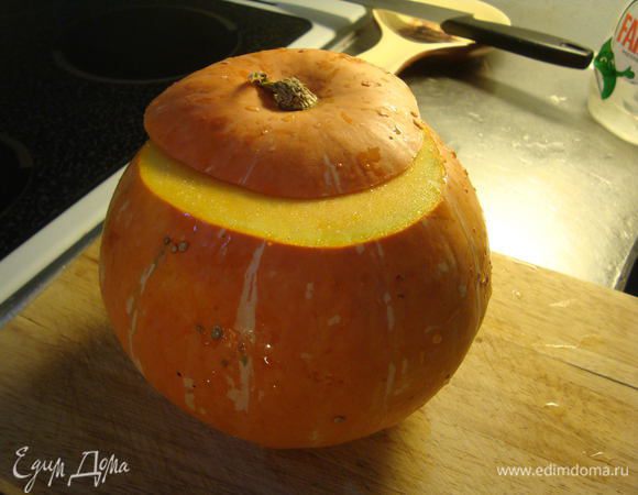 Нарезать мякоть тыквы крупными кусочками. Затем добавить 100 мл воды и протомить под крышкой, пока тыква не станет мягкой (у меня ушло примерно минут 10, зависит от сорта тыквы).

Положить тыкву в блендер и взбить в однородную массу. Отмерить 400 мл тыквенного пюре.

