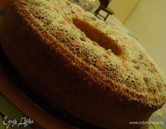 Вытащить кекс из формы. Деревянной шпажкой сделать наколы и пропитать кекс сиропом. Не бойтесь лить, весь сироп должен быть использован. Кекс постепенно всю жидкость впитает.

Кекс сверху можно полить густой сметаной или как сделала я, использовать сметанный крем, смешав густую сметану с сахарной пудрой.

Можно выпекать этот кекс в маленьких формочках, при этом сократив время выпечки до 15-20 минут.