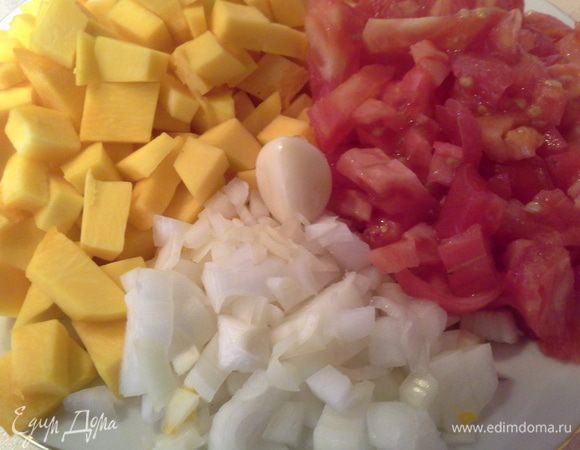 Подготавливаем овощи: моем, чистим. 
Режем кубиком лук, тыкву, помидоры. 
Очень мелко режем чеснок. 