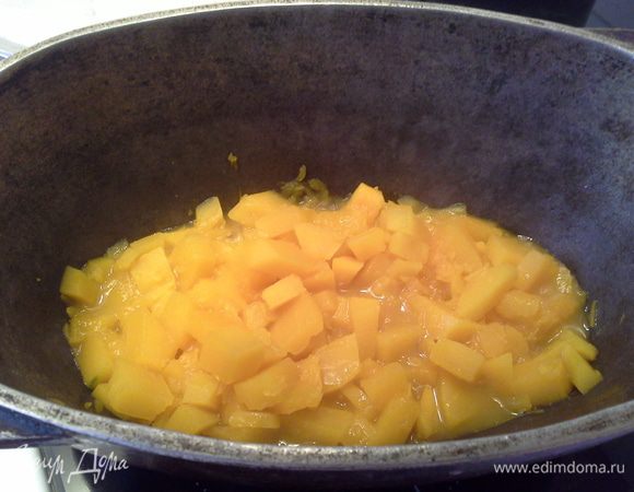 Тушим тыкву, с небольшим количеством воды (половина стакана), до  мягкости. 