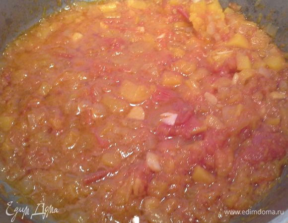 В сковороду наливаем масло и обжариваем лук, минут 5. Затем добавляем помидоры и проготовленную тыкву и тушим еще 30 мин.  В конце тушения добавляем чеснок и сок половины апельсина.  Солим. По желанию добавлям тимьян.