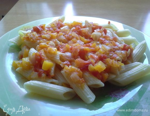 В подсоленной воде отвариваем пенне. Откидываем на дуршлаг. 
Поливаем соусом и подаем.
Приятного аппетита! 