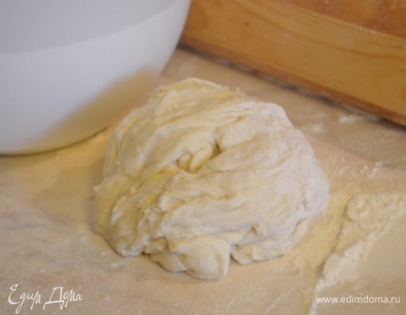 Перенести на стол и как следует вымесить. До гладкости.
