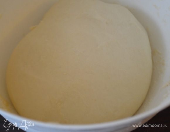 Переложить в миску, смазанную растительным маслом, накрыть полотенцем и дать постоять 30 минут в темноте. Оно должно подняться в 2 раза.
