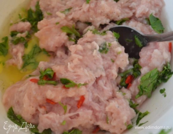 В фарш добавить яйцо, петрушку, перец чили, петрушку.

