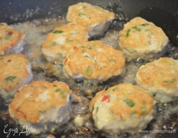 Из фарша скатать очень маленькие шарики с грецкий орех и обжарить их в разогретом масле до золотистого цвета.
