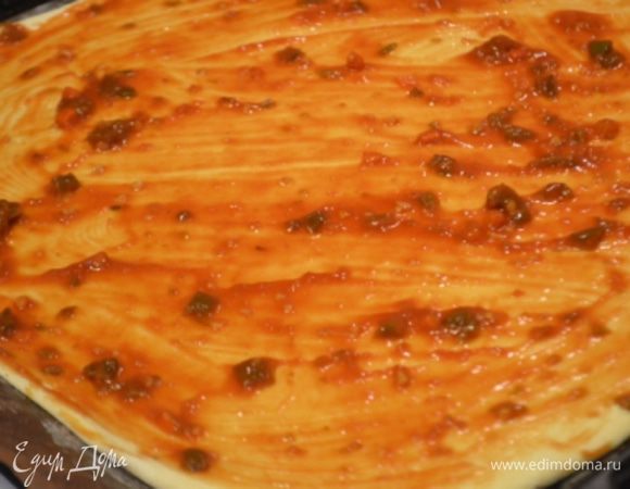 Тесто раскатать в круг, смазать томатным соусом.
