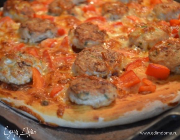 Разложить куриные шарики и кусочки болгарского перца. 
