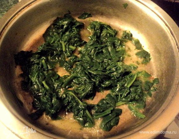 Для приготовления шпинатного пюре пучок свежего шпината проварить с 100 мл воды 4-5 минут. Воду слить и пюрировать шпинат в блендере.