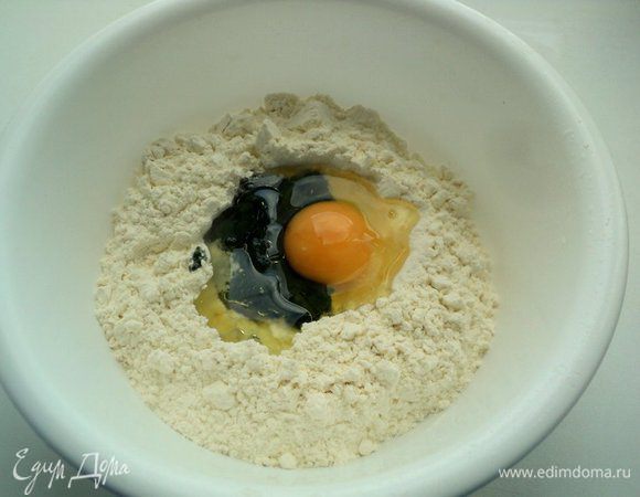 Пасту разного цвета готовим  отдельно. Муку высыпать горкой в миску или просто на стол, по центру сделать углубление. Вбить одно яйцо, добавить  1 ст.ложку оливкового масла, соль  и шпинатное пюре – для пасты зеленого цвета. Замесить гладкое тесто, скатать колобок. 