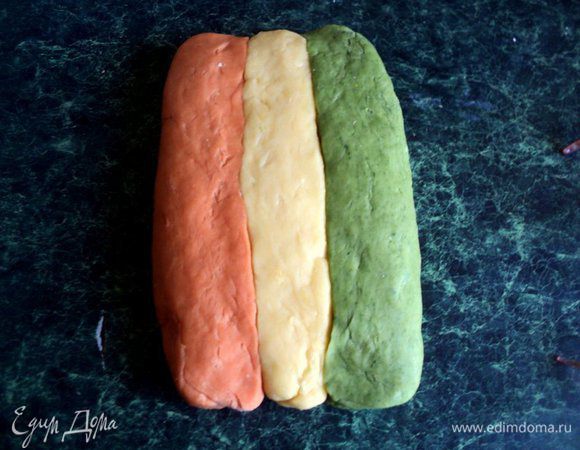 Затем скатать каждый вид пасты валиком, сформировать брусочки и соединить их между собой по цветам (зеленый, белый, красный), хорошо защипав стыки. 