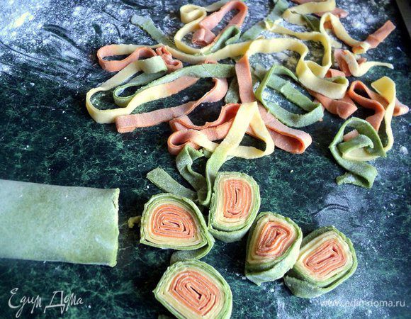 Затем скатать пласт рулетом и порезать на кусочки шириной 8 мм. 