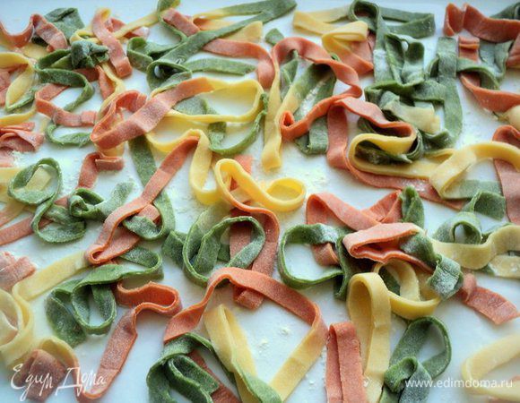 Получившуюся пасту разложить гнездами на столе и дать подсохнуть. 