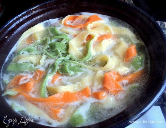 Отварить пасту в подсоленной воде до состояния «al dente». Откинуть на сито (не промывать!),  полить растопленным сливочным маслом.