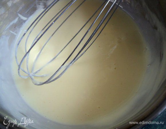 Для сливочного соуса растереть желтки со сливками, прогреть на небольшом огне. Добавить 2/3 тертого пармезана, продолжая прогревать до растворения сыра и получения гладкой, шелковистой массы. Снять с огня, посолить и поперчить по вкусу.