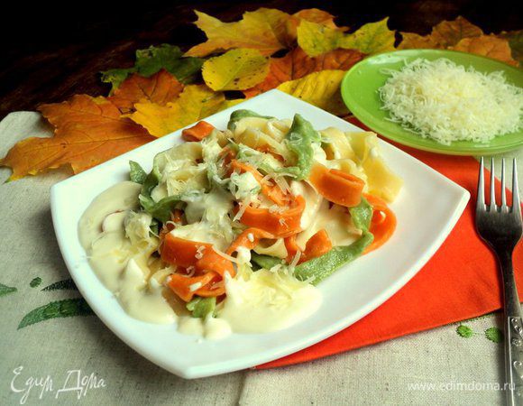 При подаче пасту полить соусом и посыпать тертым пармезаном. Приятного аппетита!