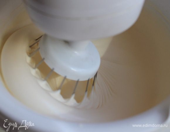 Итак взбиваем яйца до увеличения в 3 раза, затем добавляем сахар постепенно. И взбиваем еще 10 минут. Затем смешиваем муку с разрыхлителем, и просеев ее добавляем в яйца, перемешиваем лопаткой аккуратно.