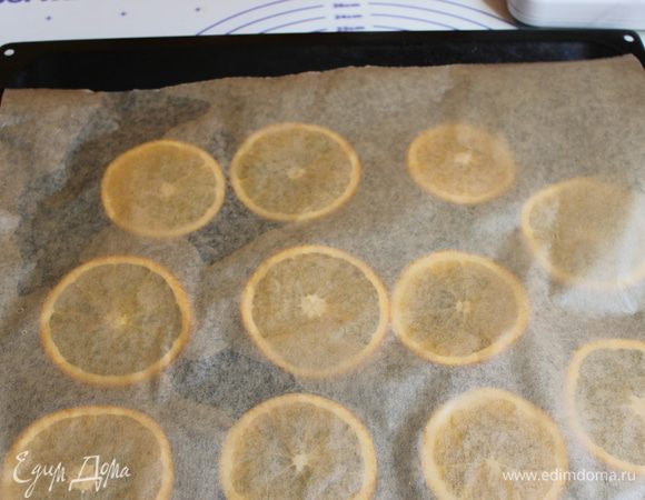 Накрываем наши апельсины бумагой и ставим в духовку на 35минут при 180 гр. Запекаем пока прожилки не станут прозрачными.