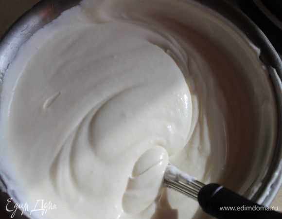 Делаем крем. Молоко смешиваем с сахаром, мукой, желтками. Ставим на медленный огонь и мешая постоянно варим до загустения, в готовый кладем масло (50 гр), размешиваем. Желатин зальем водой, затем выживаем (у меня пластинки ) и кладем сразу в горячий крем. Хорошо размешаем и даем ему остыть, я поставила в холодильник. Сливки взбила с ванильным сахаром. Когда крем остыл смешала их с кремом.
