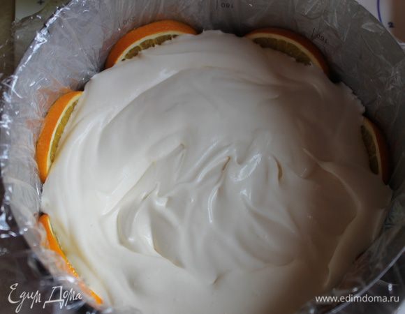 Теперь берем нашу форму с апельсинами, выкладываем половину нашего крема.