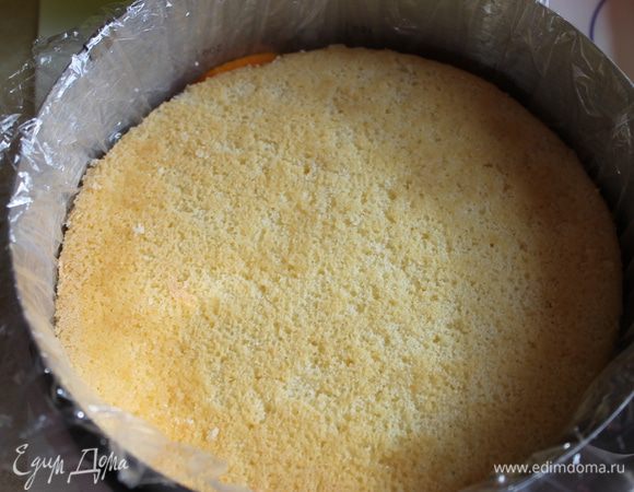  сверху кладем корж, затем вторую половину крема и сверху еще корж (по желанию можно бисквит пропитать, я не делала).. Все ставим в холодильник на ночь. А утром переворачиваем наш торт и убираем пленку. 