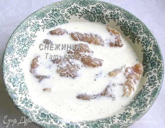 Залить сливками и оставить на 20–30 минут.