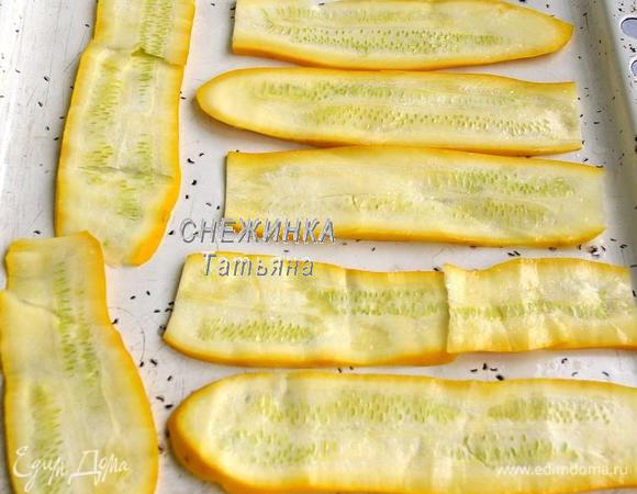 Цукини нарезать пластинами толщиной 3–4 мм, посолить. Противень щедро смазать растительным маслом, положить пластинки цукини и запечь в духовке 3–5 минут до мягкости.