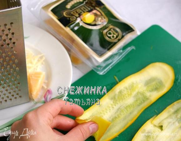 Цукини станут мягкими и будут легко гнуться. Сыр Джюгас натираем на крупной терке.