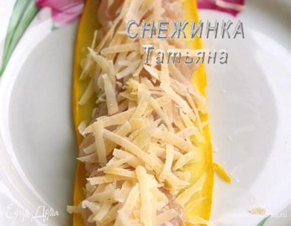 Куриное филе вынимаем из сливок, нарезаем полосками. На пластинку цукини посыпаем немного сыра, затем кладем полоску куриного филе, сверху — снова сыр, но уже побольше.