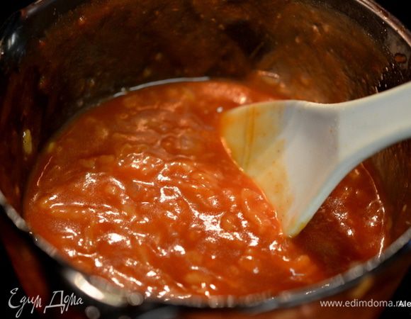 В небольшой емкости (используем не реактивную посуду) растопим слив.масло,добавим лук и тушим примерно 4 мин. Добавим  все перечисленные следующие ингредиенты для соуса: 2 стол.л слив.масло,
1/4 стак. лук порезать,
3/4 стак. яблоко на терке,
3 стол.л бурбон,
1/2 ч.л соль,
1/4 ч.л кайен.перец,
1/4 ч.л корица,
1/4 ч.л тмин,
2 стак. кетчуп,
1/2 стак. белый уксус,
1/2 стак. кола или пепси,
1/2 стак.корич.сахар,
6 стол.л кленовый сироп,
1 стол.л вуштер.соус. Тушим 10 мин. и помешиваем. Можно хранить этот соус 2 недели в  холодильнике в закрытом виде.