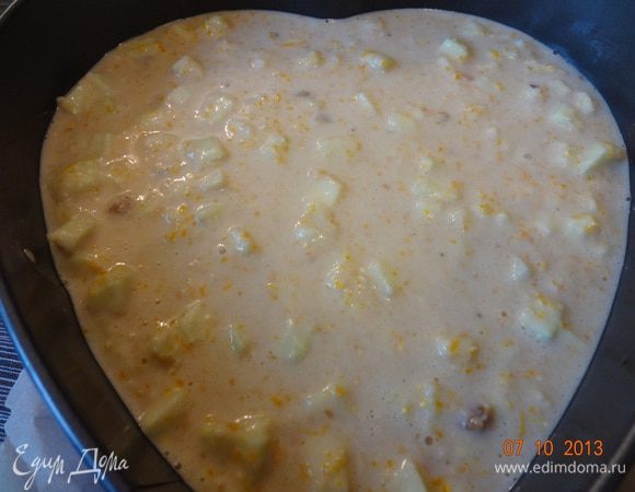 В массу добавить яблоки, цедру, корицу, изюм (без предварительного замачивания). Еще раз вымешать, переложить в форму, смазанную маслом. Отправить в разогретую до 180 С духовку на 50 минут (у меня пекся час).